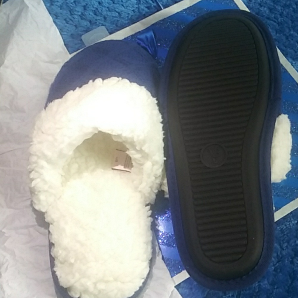 Victoria Secret Sheepskin Comfort 🆕 - Picture 1 of 3